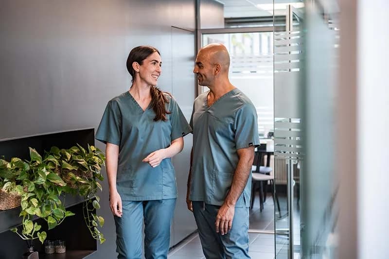 To tannhelsemedarbeidere i samtale på klinikken