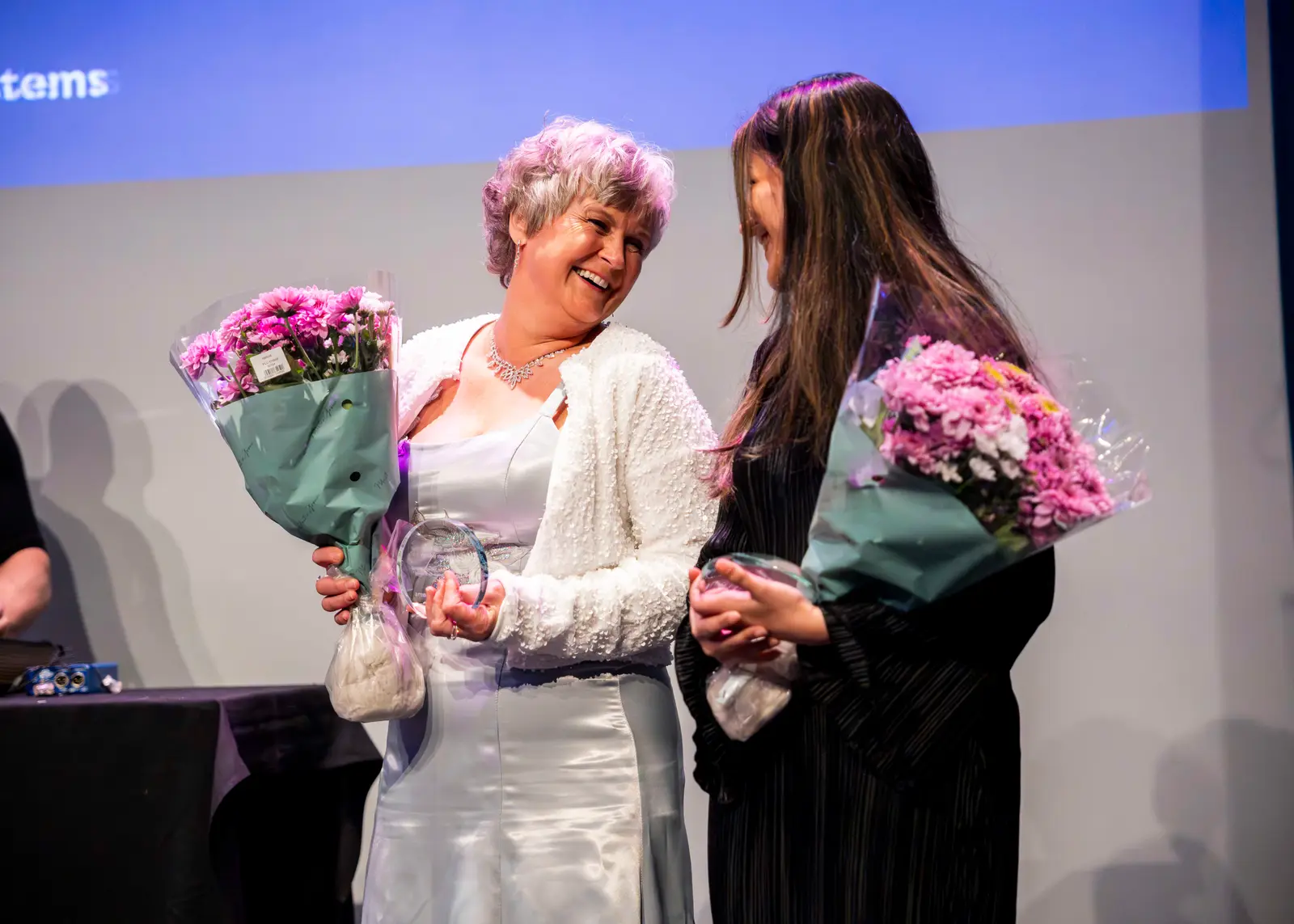 Prisvinner mottar blomster og pris under utdelingen av Anita Awards