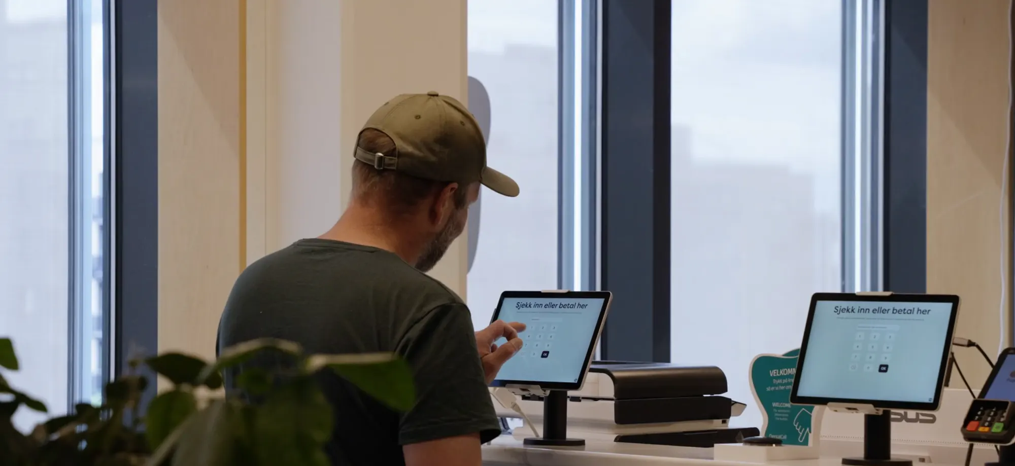 Selvbetjent innsjekk og betaling på nettbrett og betalingsterminal