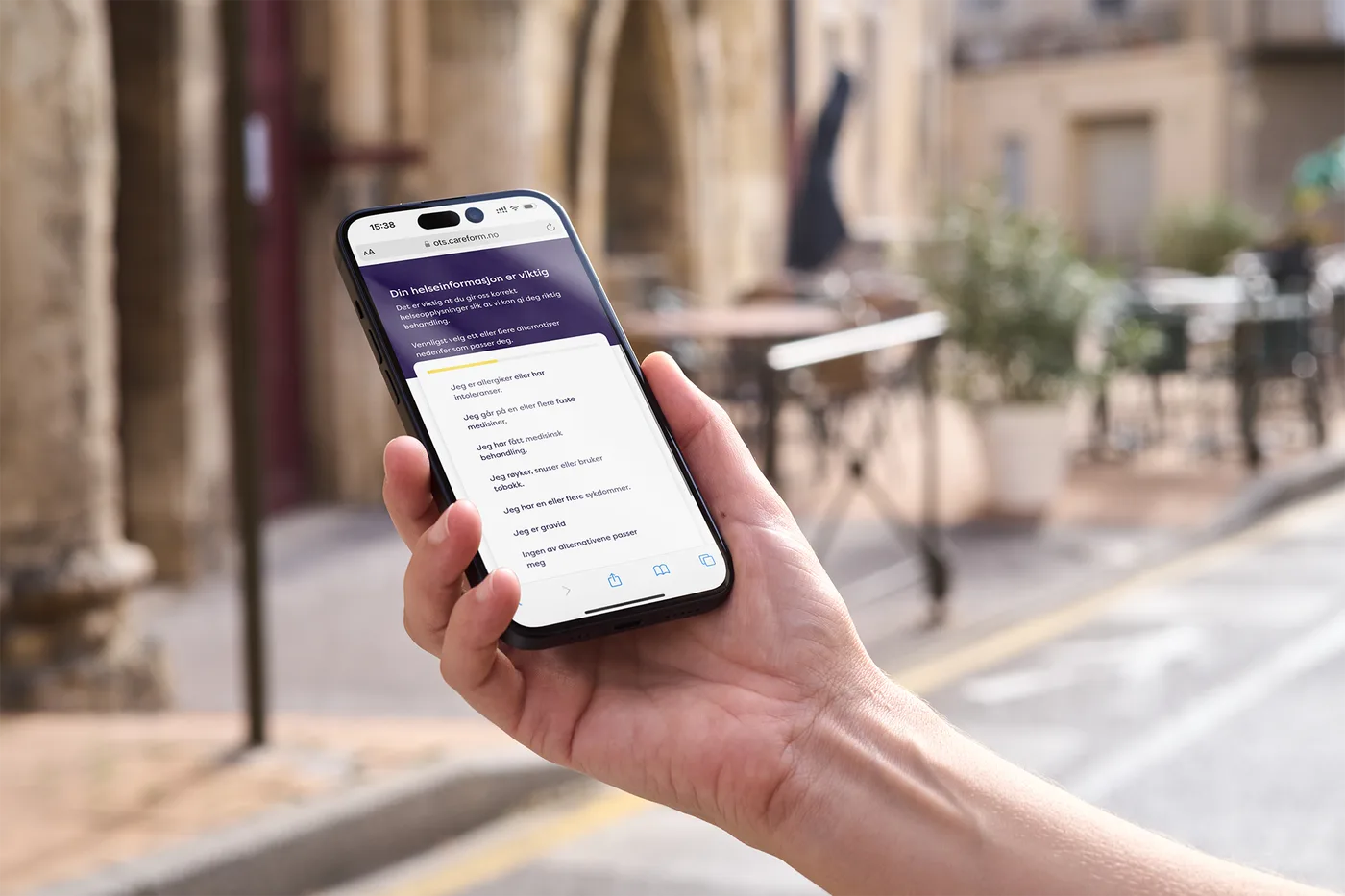 Pasient fyller ut digital helseerklæring fra Careform på mobilen