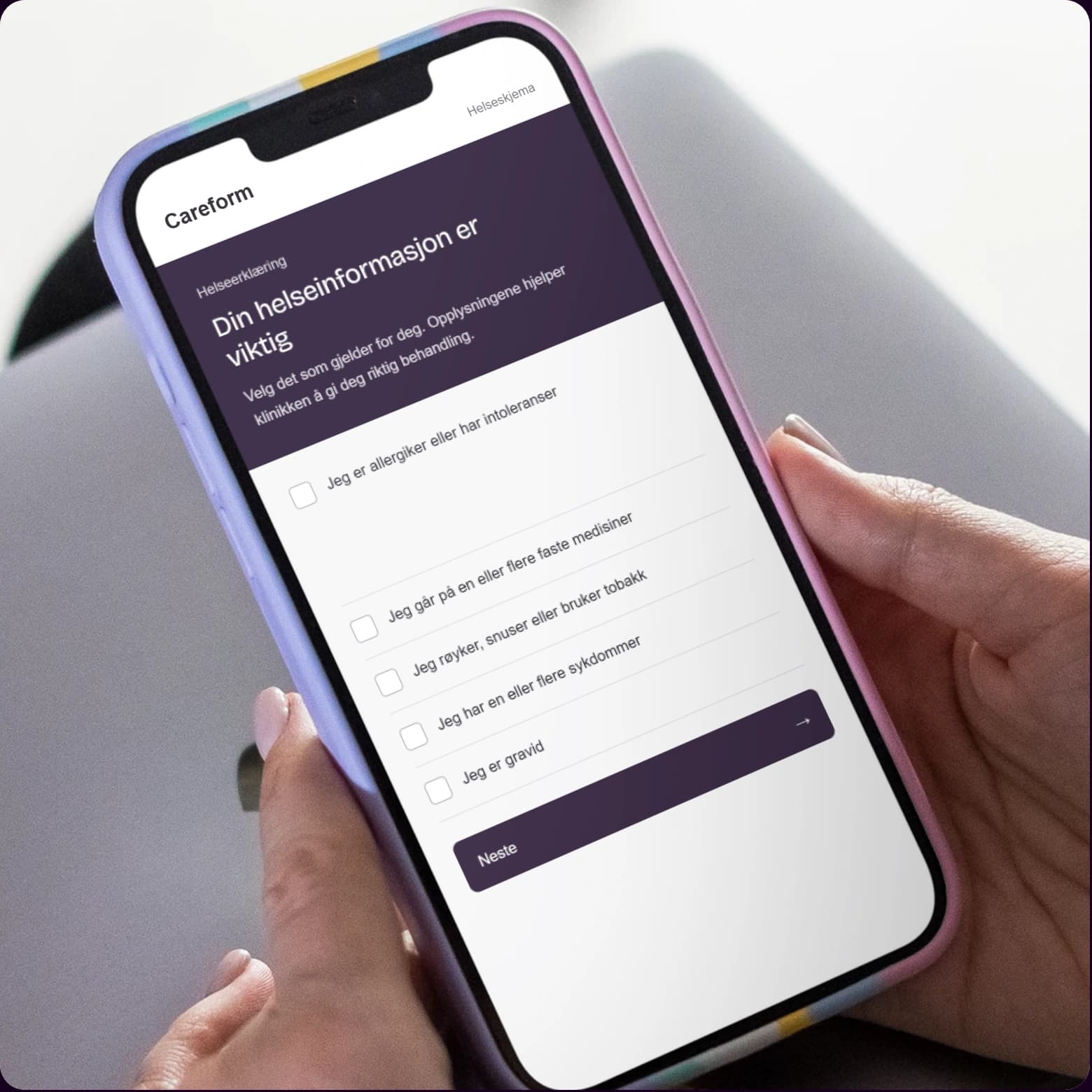 Careform på en mobil holdt i hendene